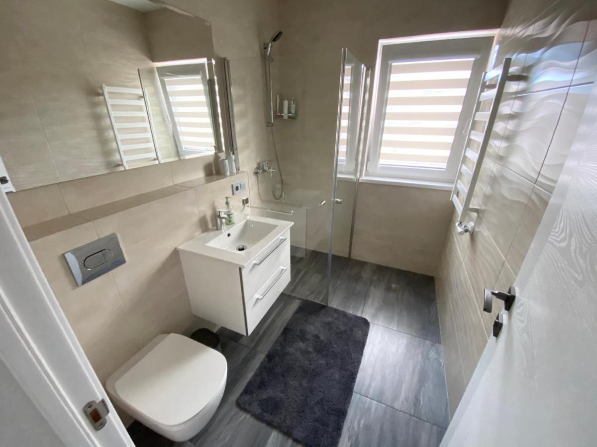 New J&R Apartment Near Girstutis, Free Private Parking & Self Check-In カウナス エクステリア 写真